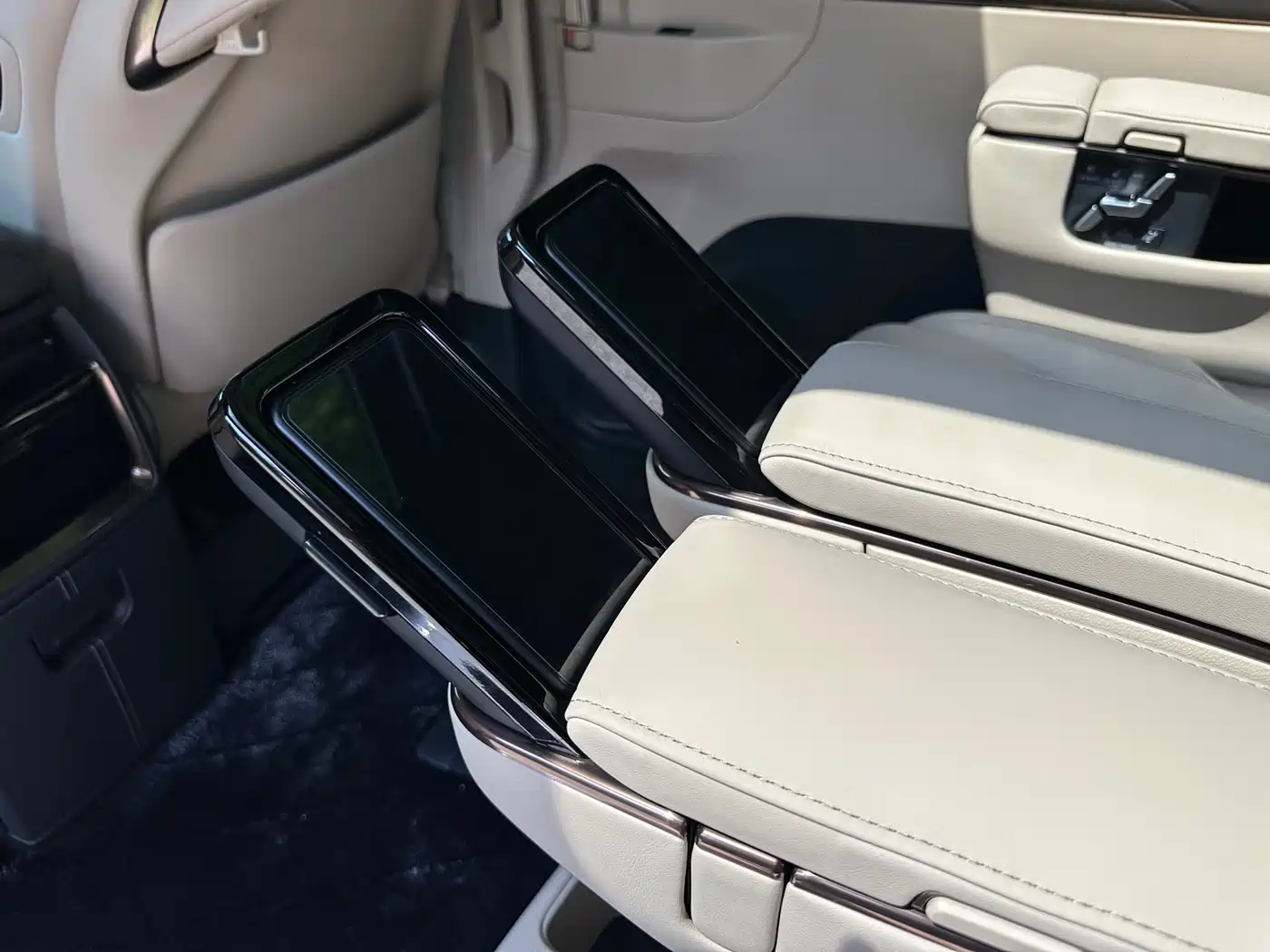Toyota Vellfire 2024 Crown Hybrid 2.5L Executive Premium Edition фото 8