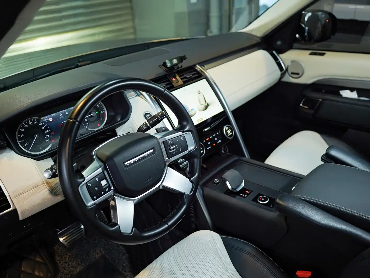 Land Rover Discovery 2023 360PS R-Dynamic S фото 9
