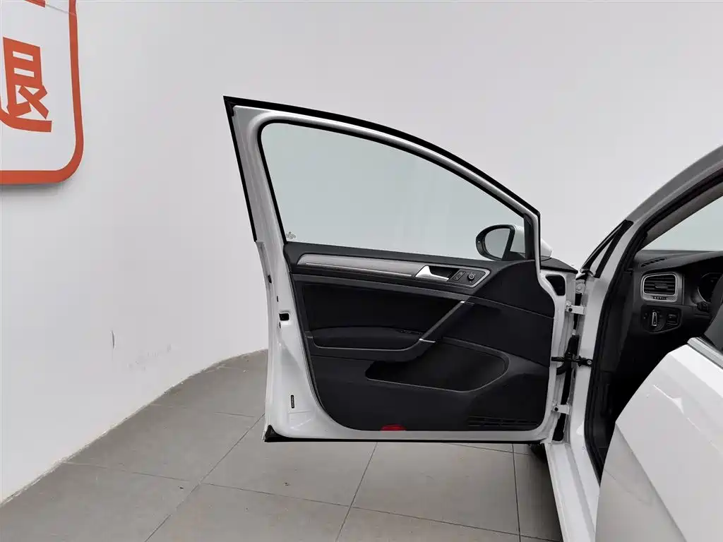 Volkswagen Golf 2015 1.6L Automatic Comfort фото 8