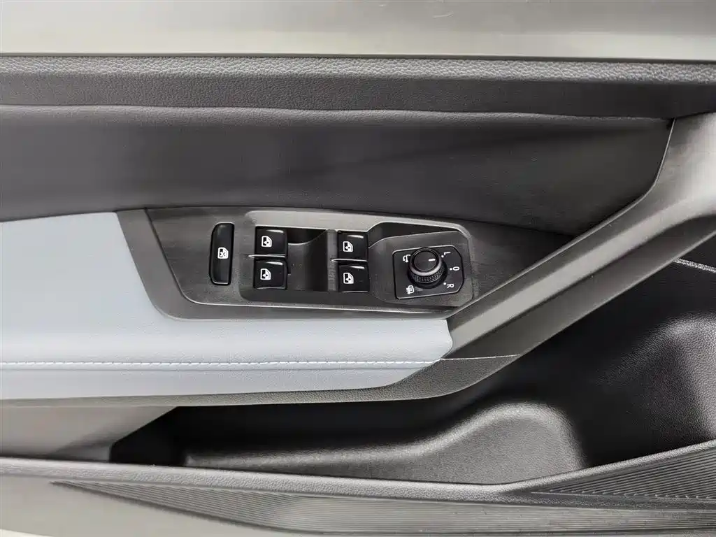Volkswagen Lavida 2023 1.5L Auto Five Million Edition фото 9