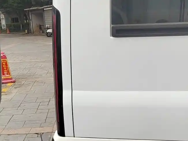 Jiangling JMC Fushun 2025 2025 Model 2.0T 6MT Diesel Medium Wheelbase Low Roof Commercial MPV 5/6 Seats