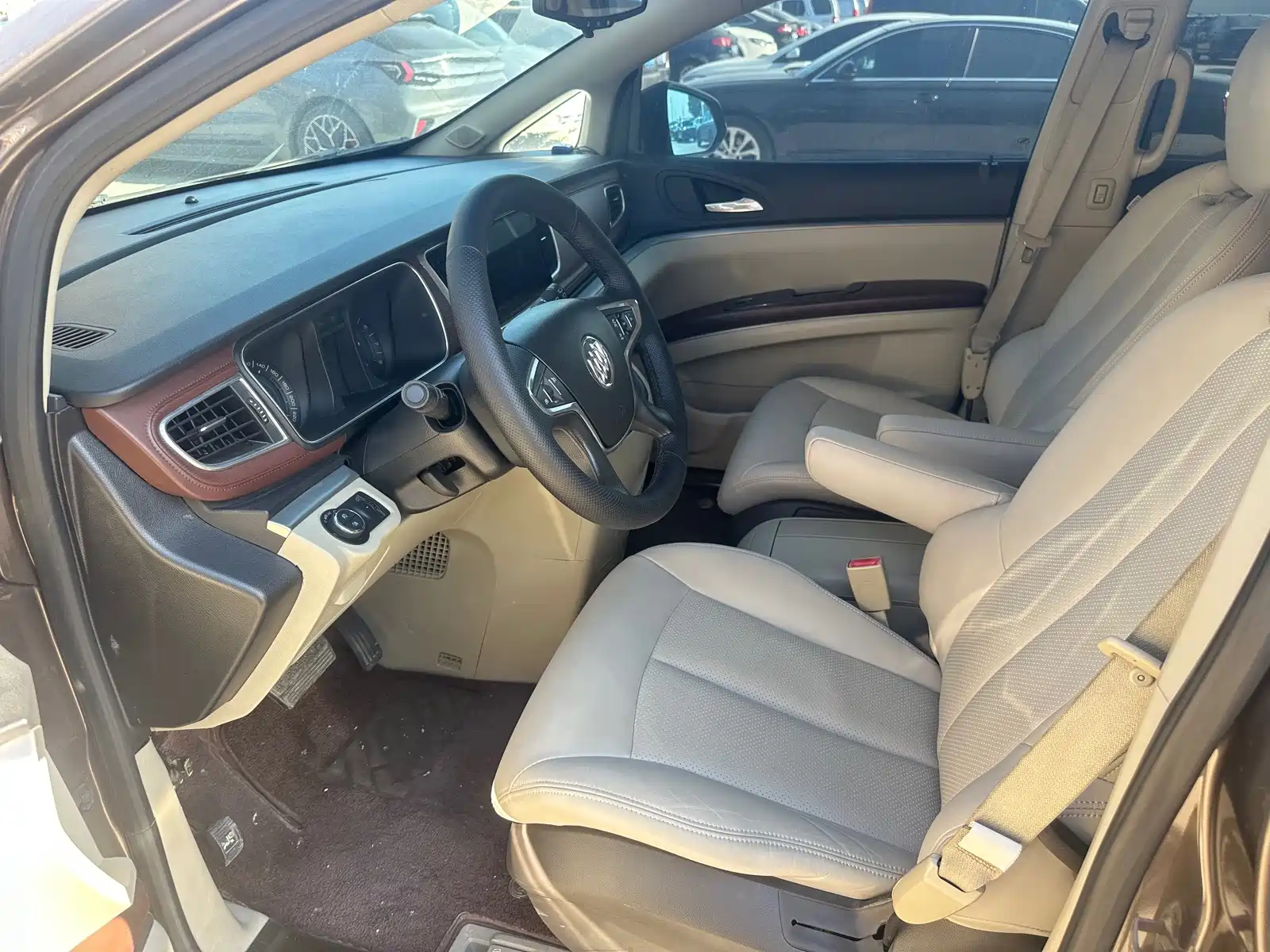 Фото 4 - Buick GL8