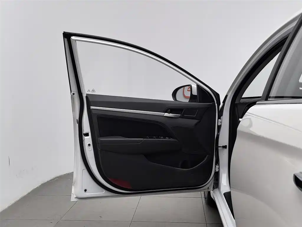 Hyundai Elantra 2018 1.6L Automatic 15th Anniversary Special Edition фото 8