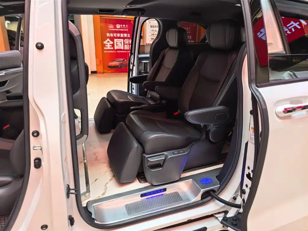 Toyota Sienna 2021 2.5L Hybrid Premium Edition фото 7