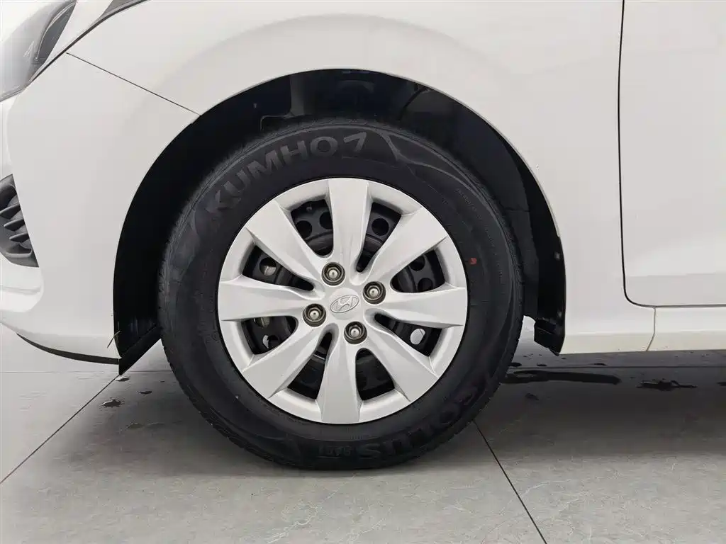 Hyundai Verna 2017 1.4L Manual Renewal Edition China VI фото 17