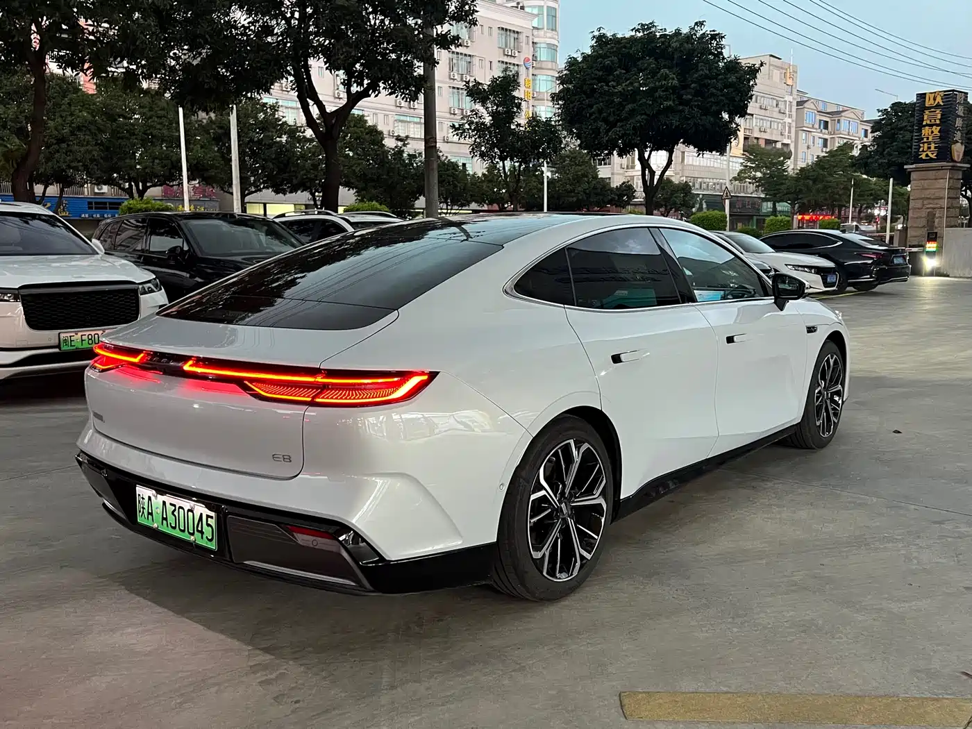 Geely Galaxy Galaxy E8 2025 700km Long Voyage Smart Drive Edition фото 9