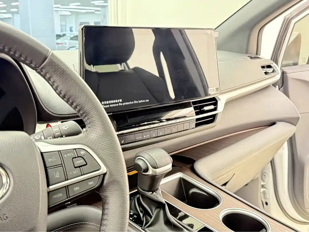Toyota Granvia 2024 2.5L Hybrid Premium PLUS 4WD Edition фото 8