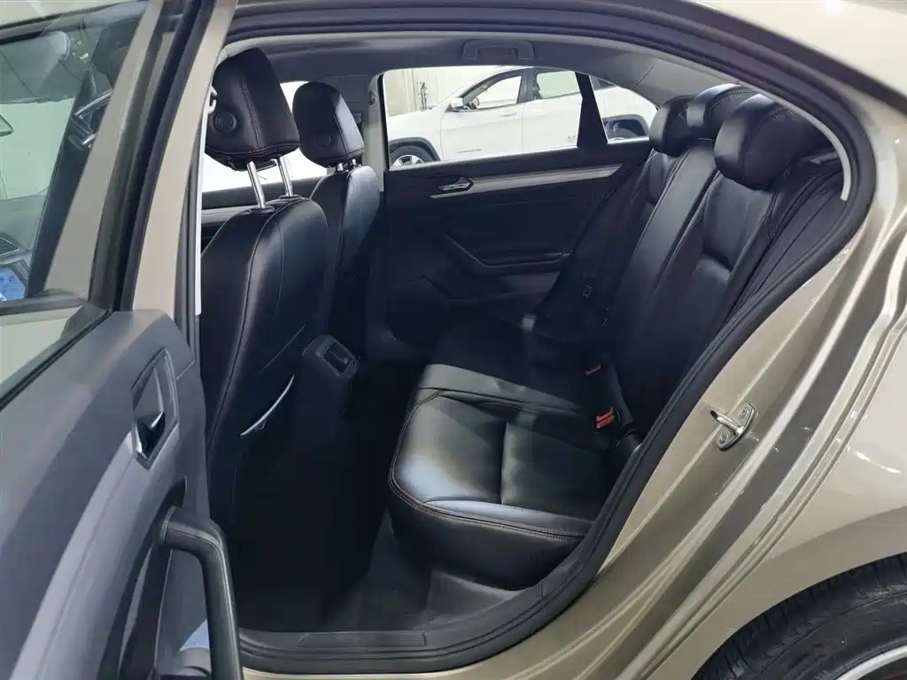 Volkswagen Lamando 2015 230TSI DSG Style фото 15
