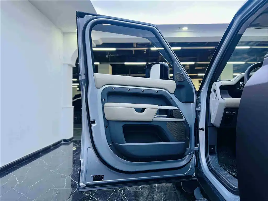 Land Rover Defender 2021 110 P400 Dark Special Edition фото 6