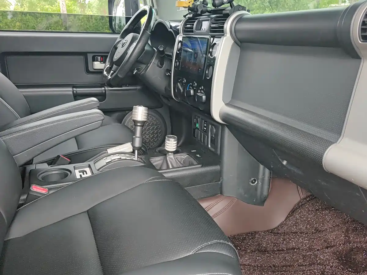 Toyota FJ Cruiser 2013 4.0L фото 12