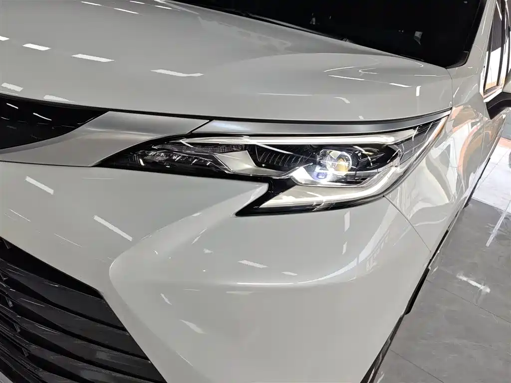 Toyota Sienna 2024 2.5L Hybrid 4WD Premium Edition фото 24