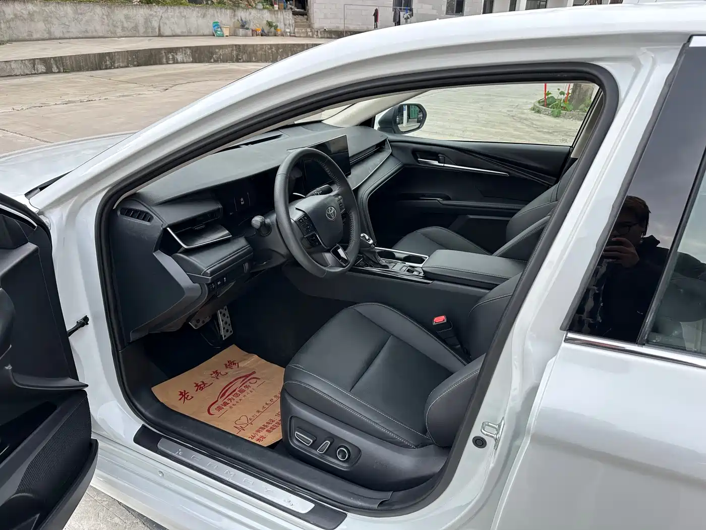 Toyota Camry 2026 Hybrid 2.0HSE Glory Version фото 4