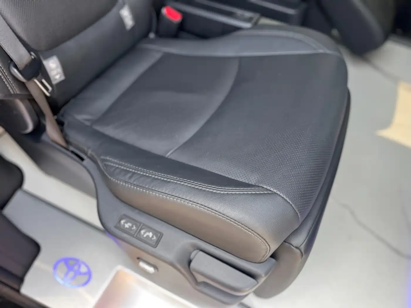 Toyota Sienna 2024 2.5L Hybrid 4WD Premium Edition фото 28