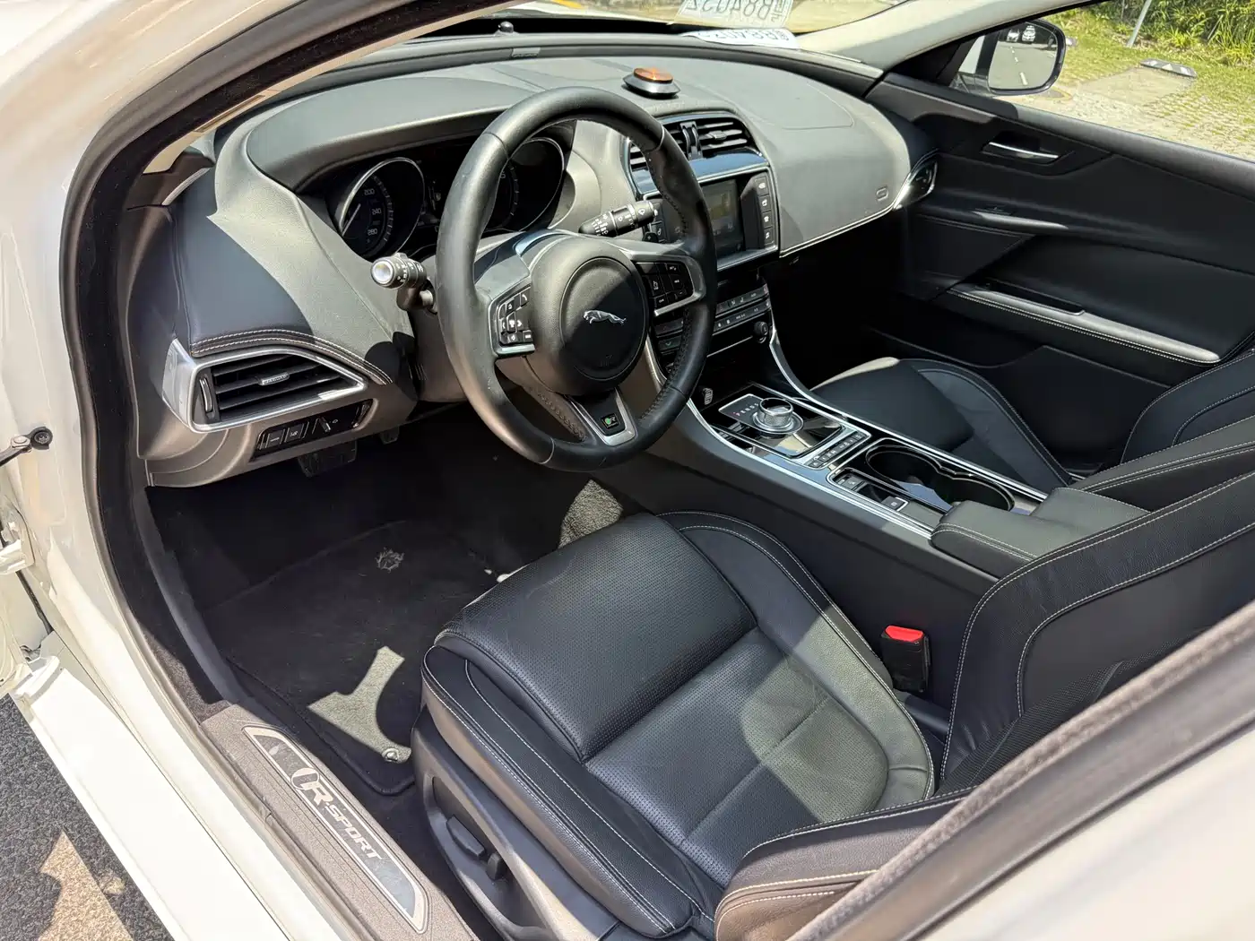 Jaguar XE 2015 2.0T 200PS R-Sport фото 15
