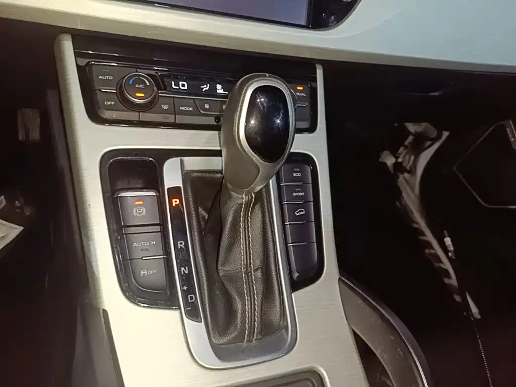 Фото 14 - Geely Atlas
