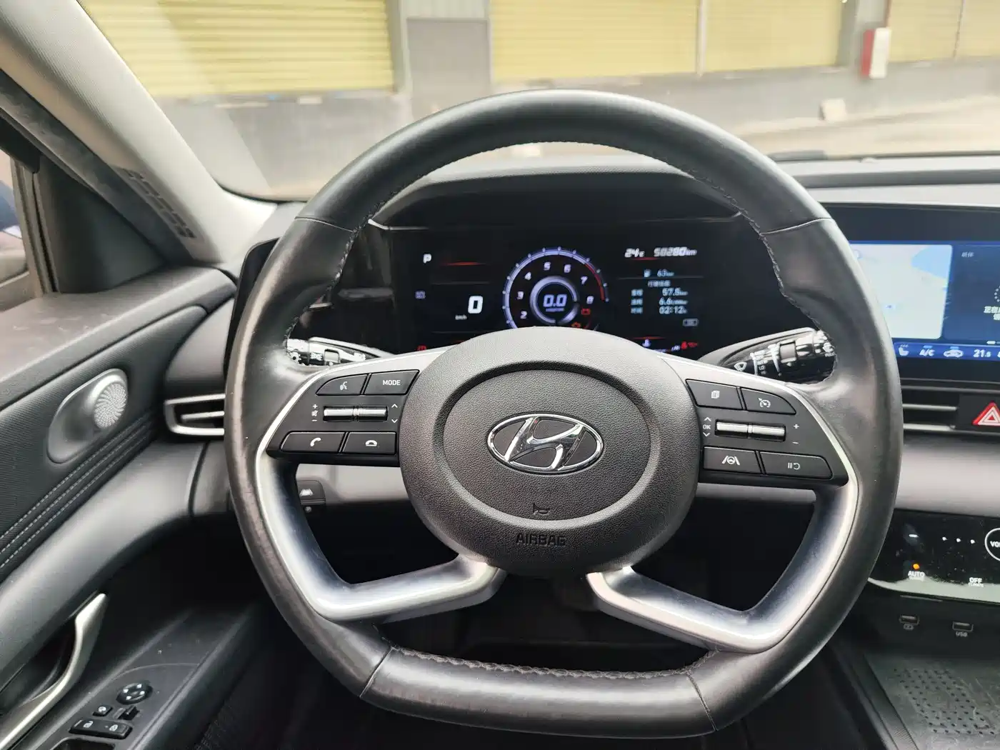 Hyundai Elantra 2021 1.5L CVT LUX Premium Edition фото 15
