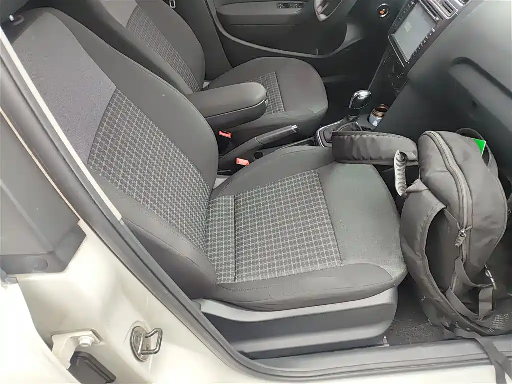 Volkswagen Polo 2014 1.6L Automatic Comfort Edition фото 25