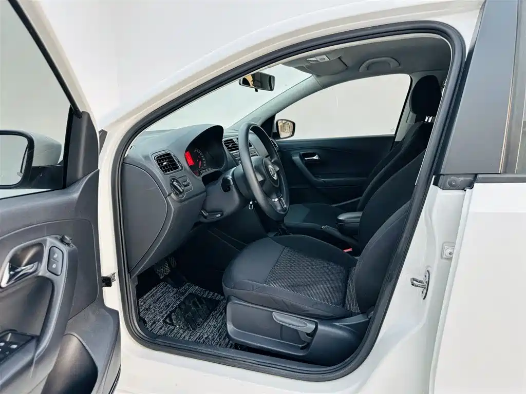 Volkswagen Polo 2013 1.6L Automatic Comfort Edition фото 13