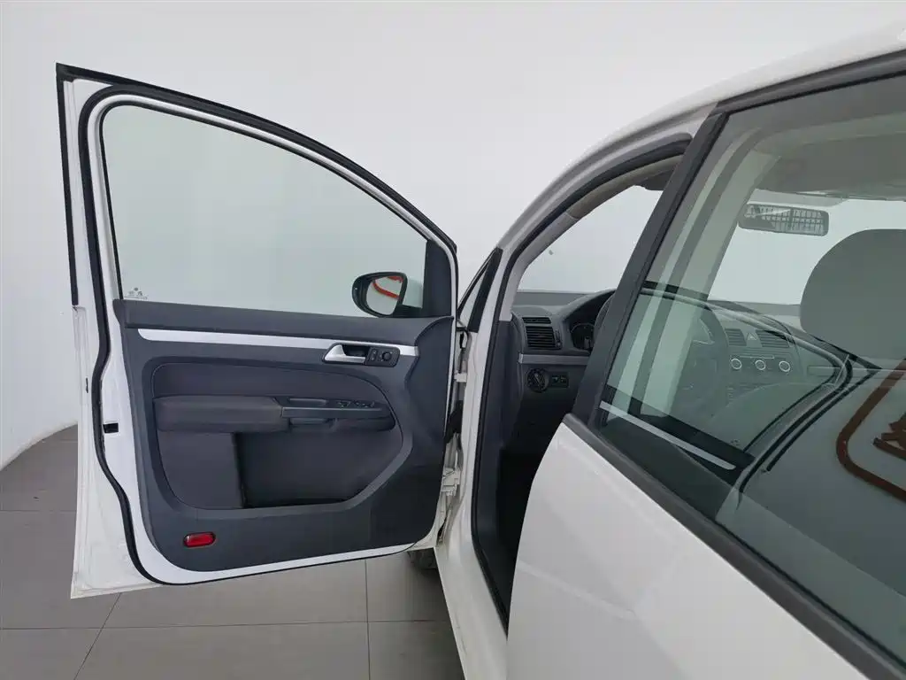Volkswagen Touran 2015 1.4T Manual Trend Edition 5-seater фото 8