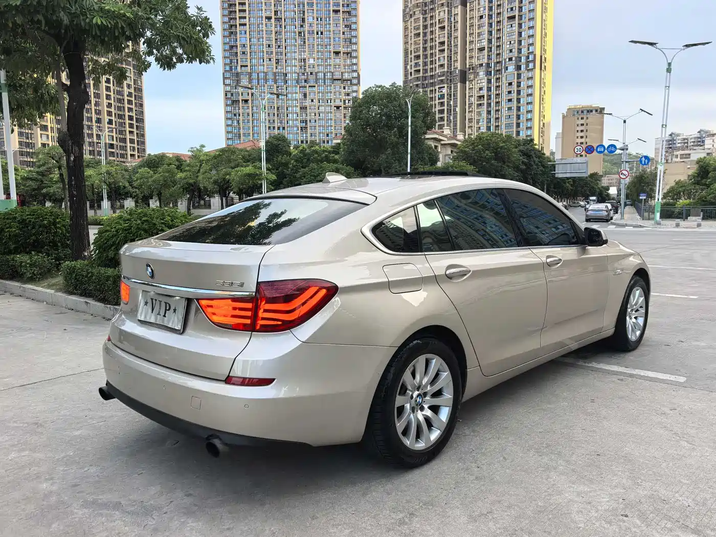 BMW 5 Series GT 2010 535i Leading Model фото 17