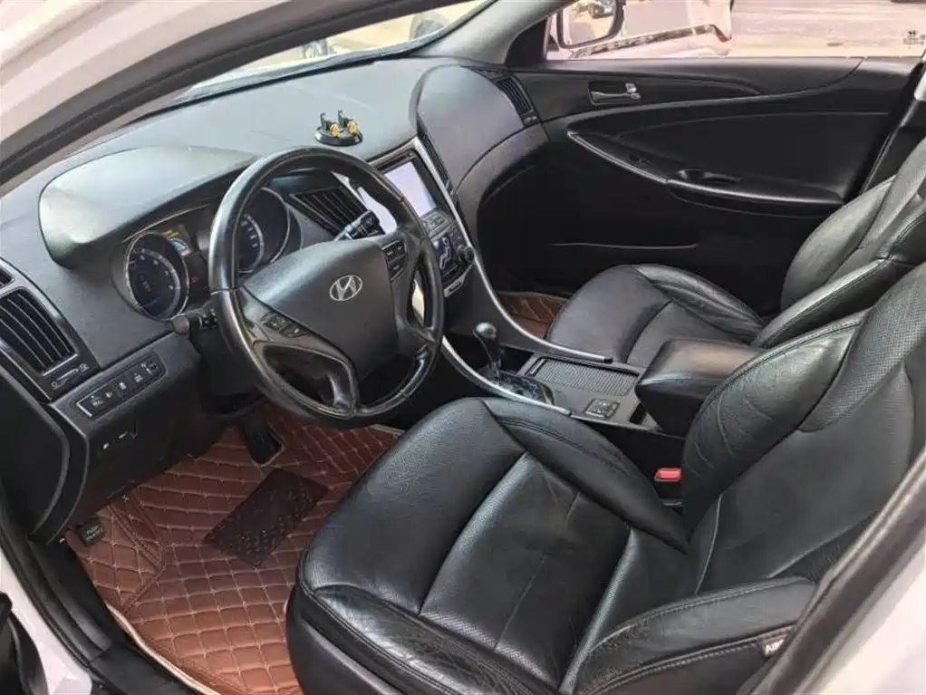 Hyundai Sonata 2011 2.4L Auto Premium Edition фото 7