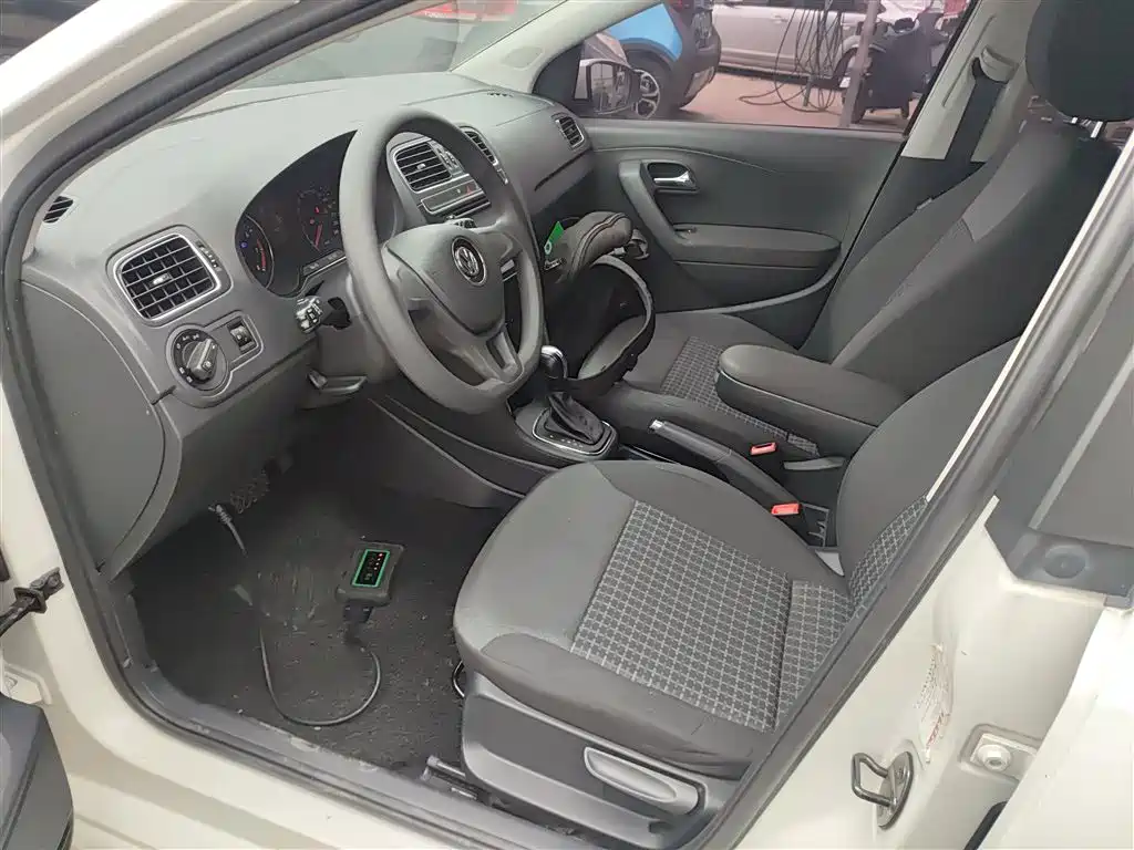 Volkswagen Polo 2014 1.6L Automatic Comfort Edition фото 15