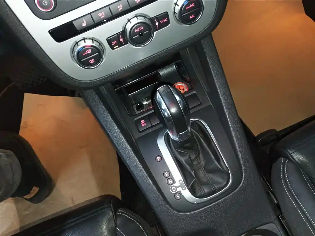 Volkswagen Scirocco 2011 2.0TSI Luxury фото 14