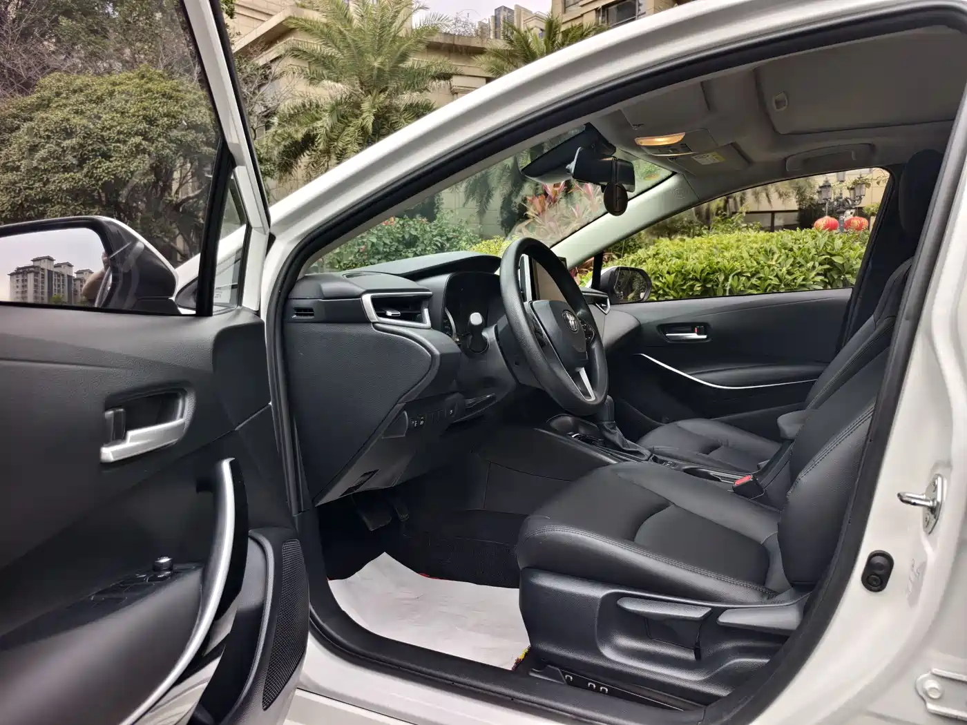 Toyota Corolla 2022 Hybrid 1.8L E-CVT Pioneer Edition фото 8