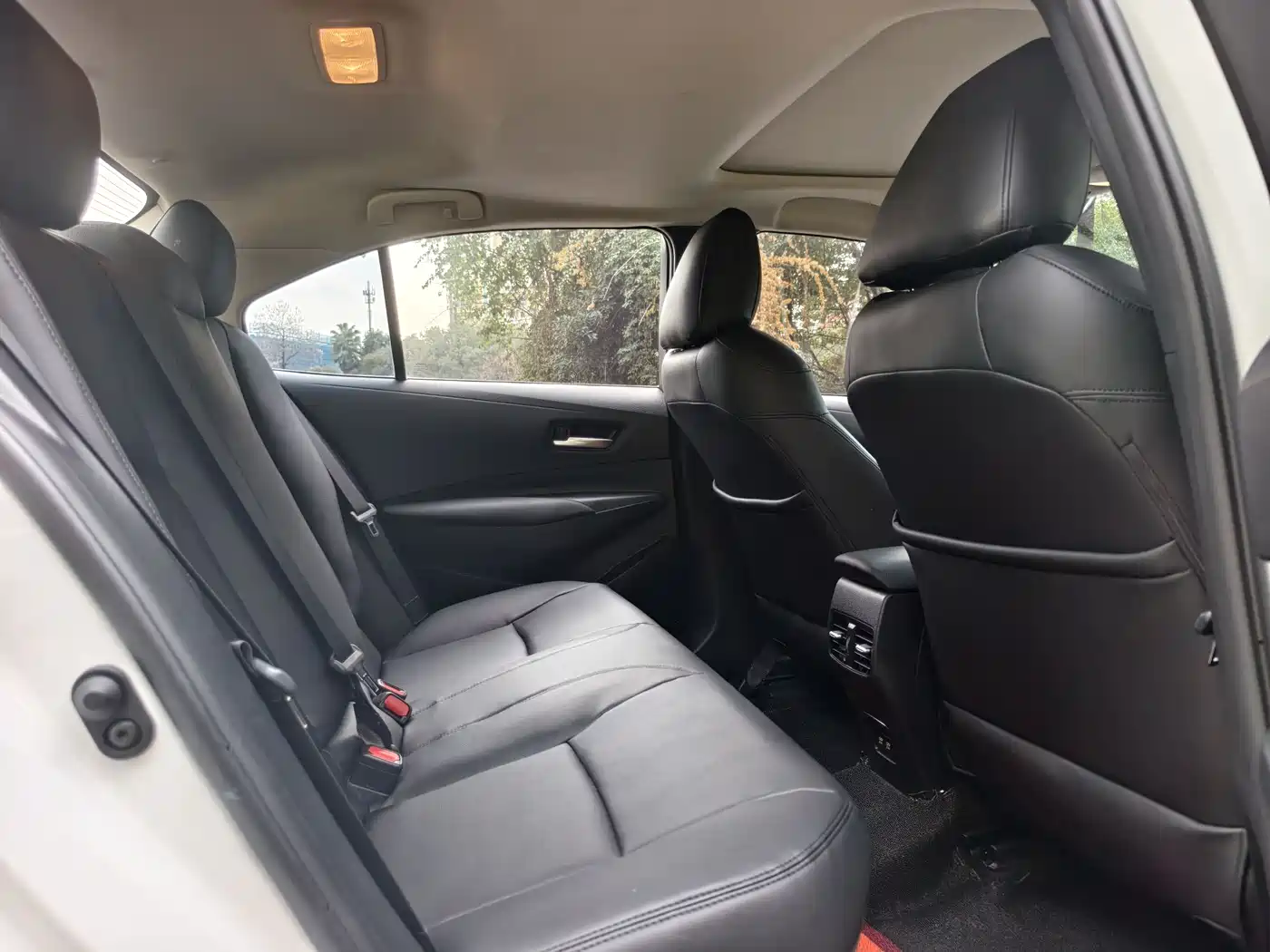 Toyota Corolla 2022 Hybrid 1.8L E-CVT Pioneer Edition фото 13