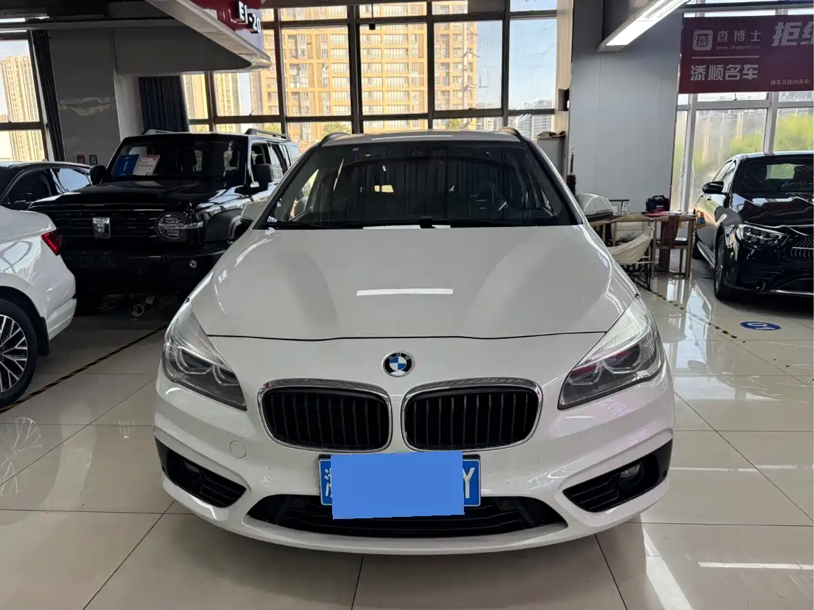 BMW 2 Series Touring 2016 218i Sport Design Package фото 2