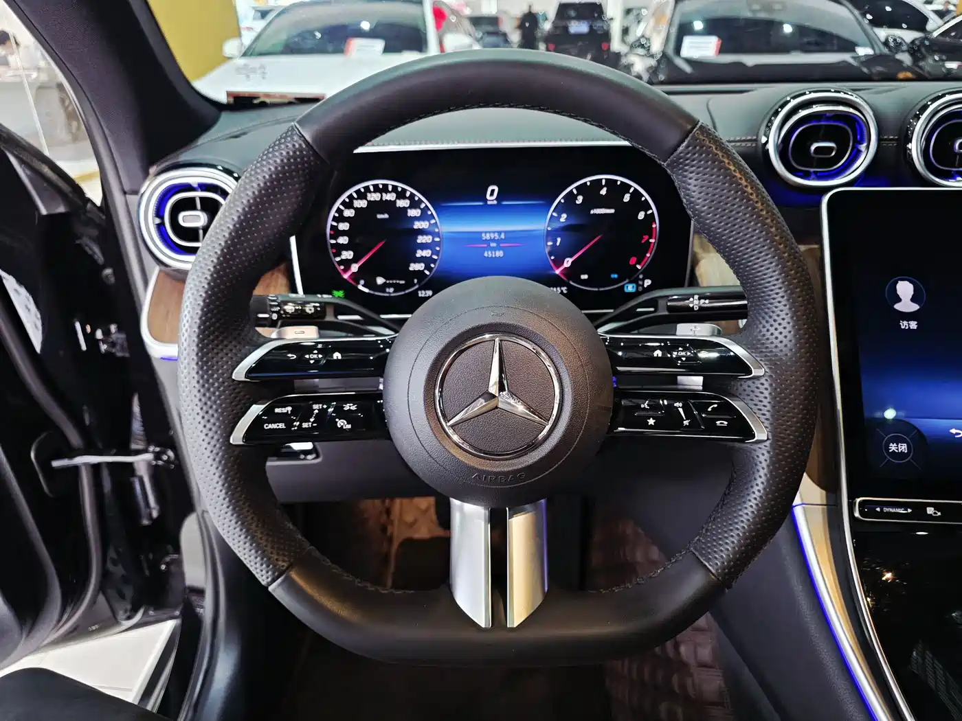 Mercedes-Benz GLC 2023 GLC 300 L 4MATIC Sport 5-Seater фото 9