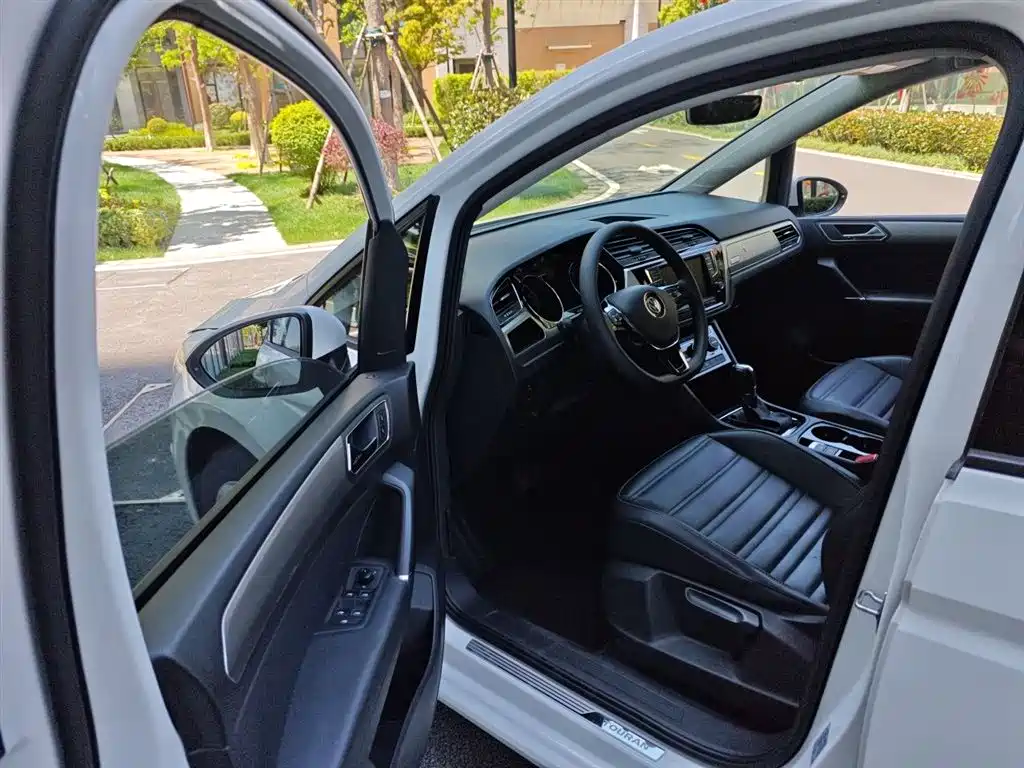 Volkswagen Touran 2018 Touran L 280TSI DSG Comfort 7-seater China V фото 14