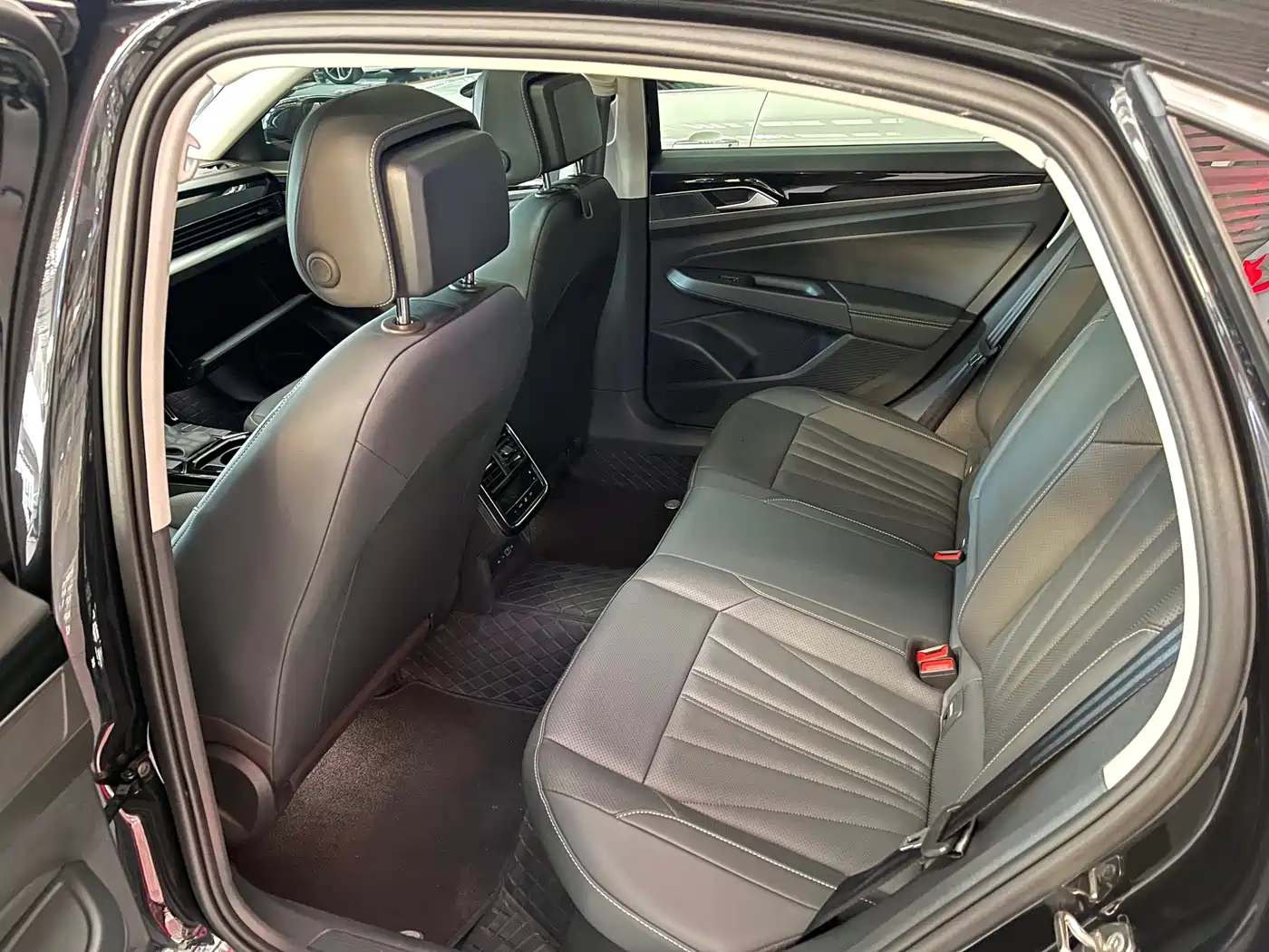 Volkswagen Passat 2025 Outstanding 380TSI Starlight Dragon Soaring Edition фото 11