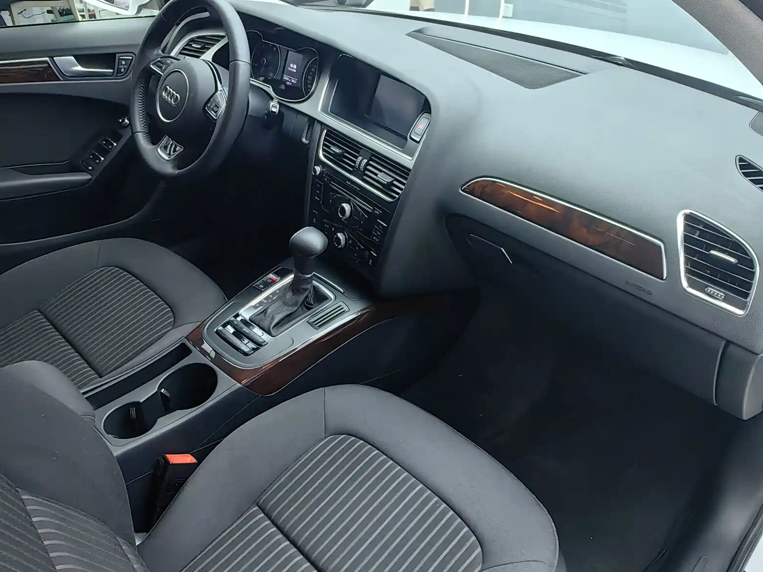 Фото 13 - Audi A4L
