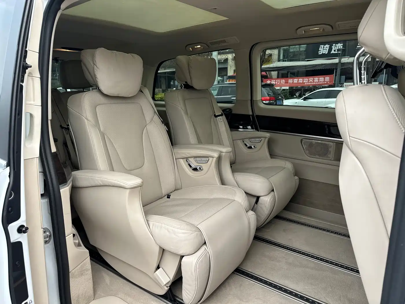 Mercedes-Benz V-Class 2017 Model V 260 Premium Edition фото 9