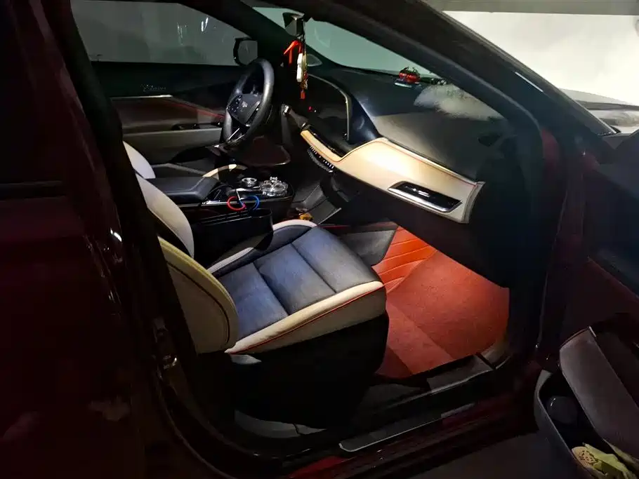 Cadillac GT4 2023 28T Platinum Edition фото 8