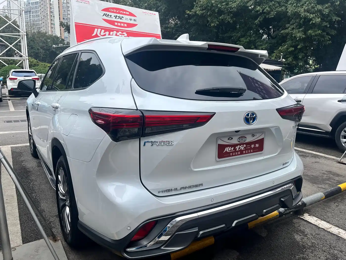 Toyota Highlander 2022 Model Dual Engine 2.5L 4WD Premium Edition 7-Seater фото 6