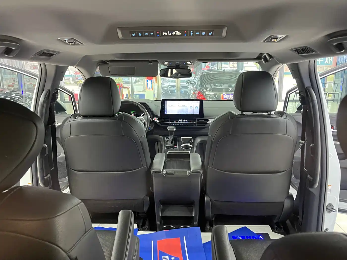 Toyota Sienna 2021 2.5L Hybrid Premium Edition фото 10