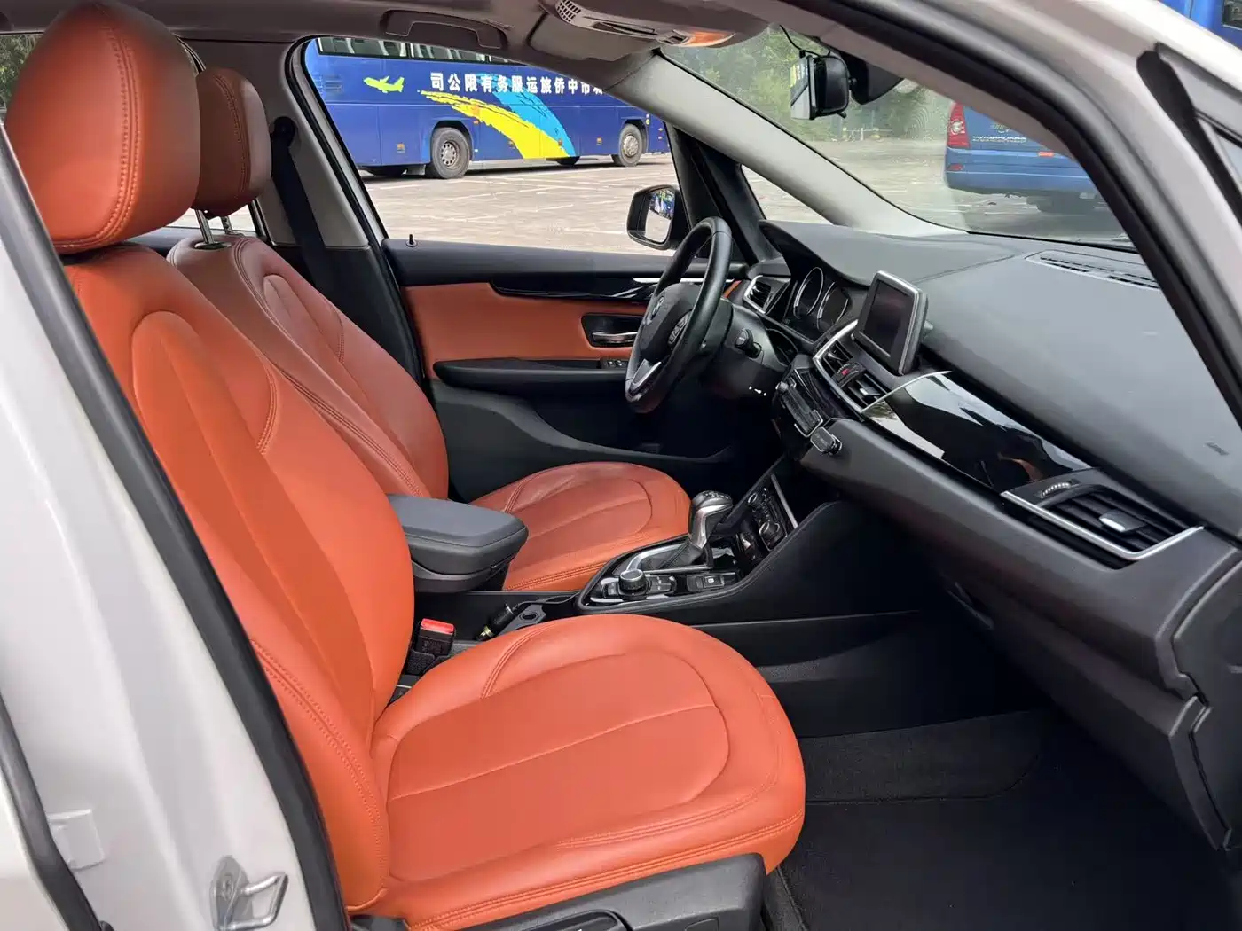 BMW 2 Series Touring 2019 218i Leading фото 10