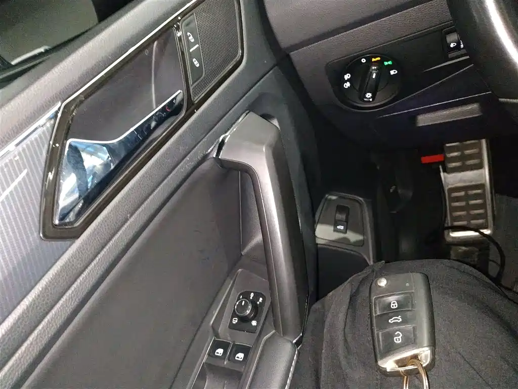 Volkswagen Tiguan L 2021 330TSI Automatic 2WD R-Line Premium фото 9