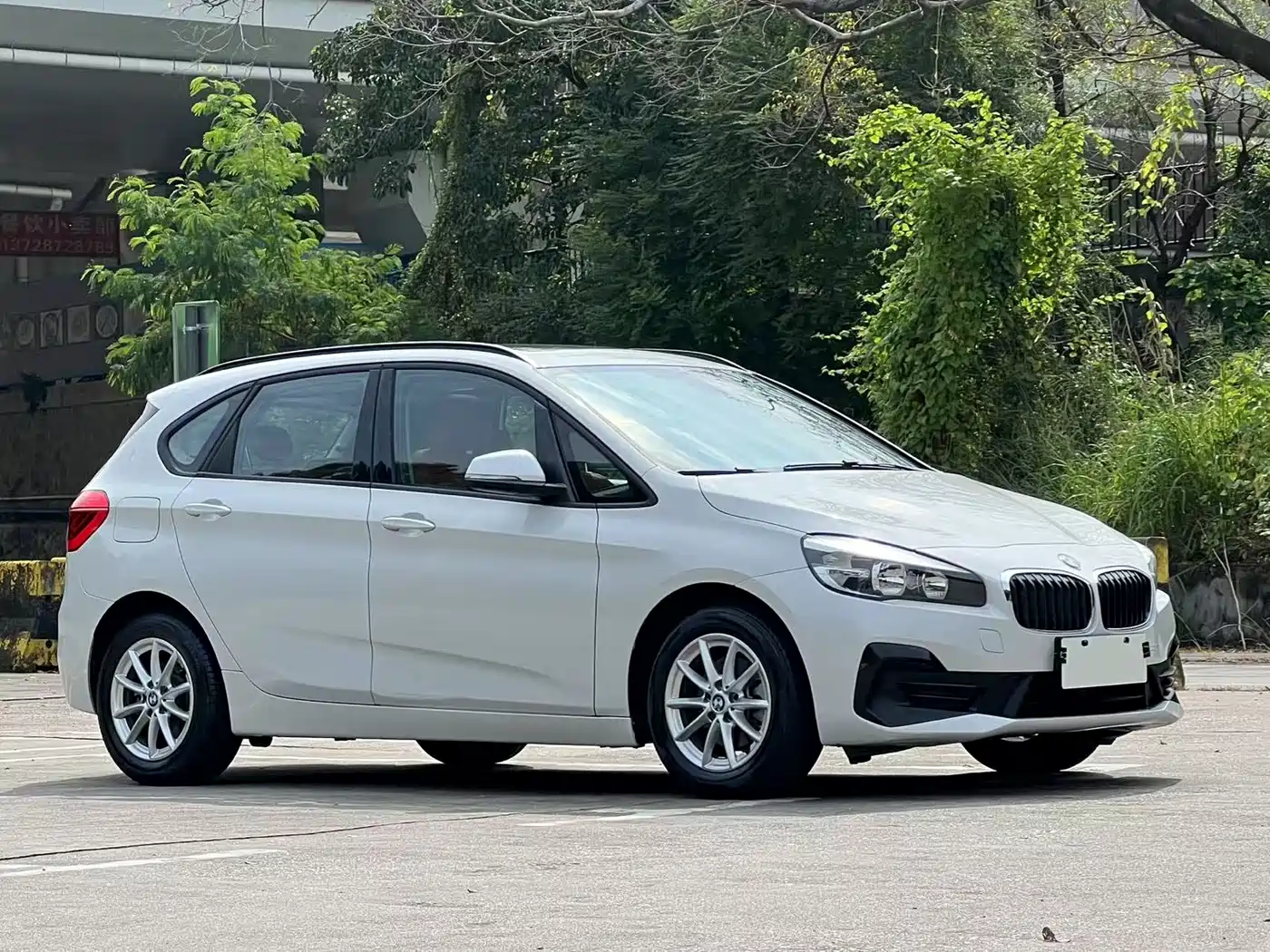 BMW 2 Series Touring 2019 218i Leading фото 3
