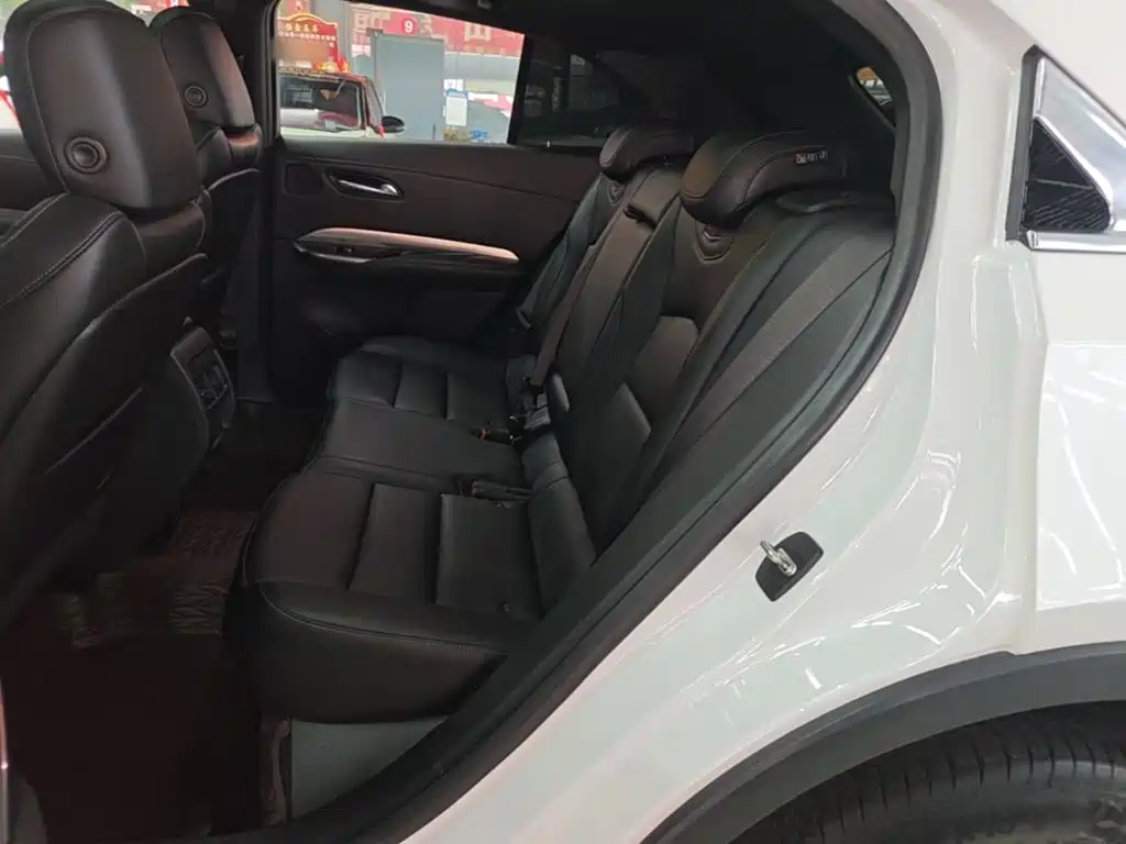 Фото 17 - Cadillac XT4