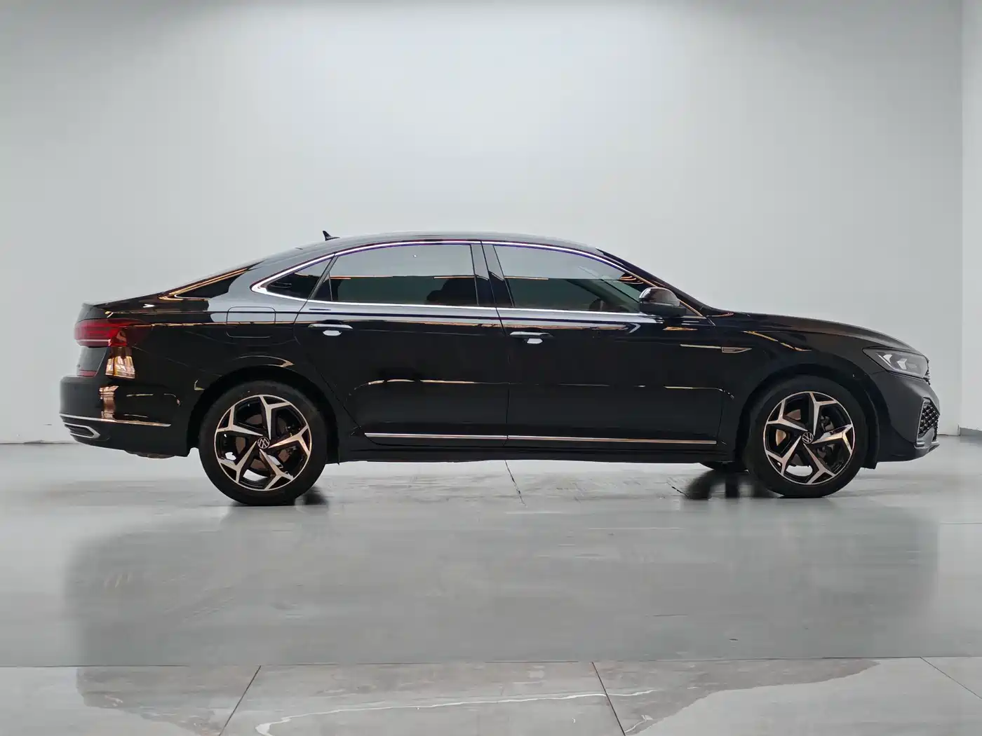 Volkswagen Passat 2024 380TSI Elite Edition фото 8