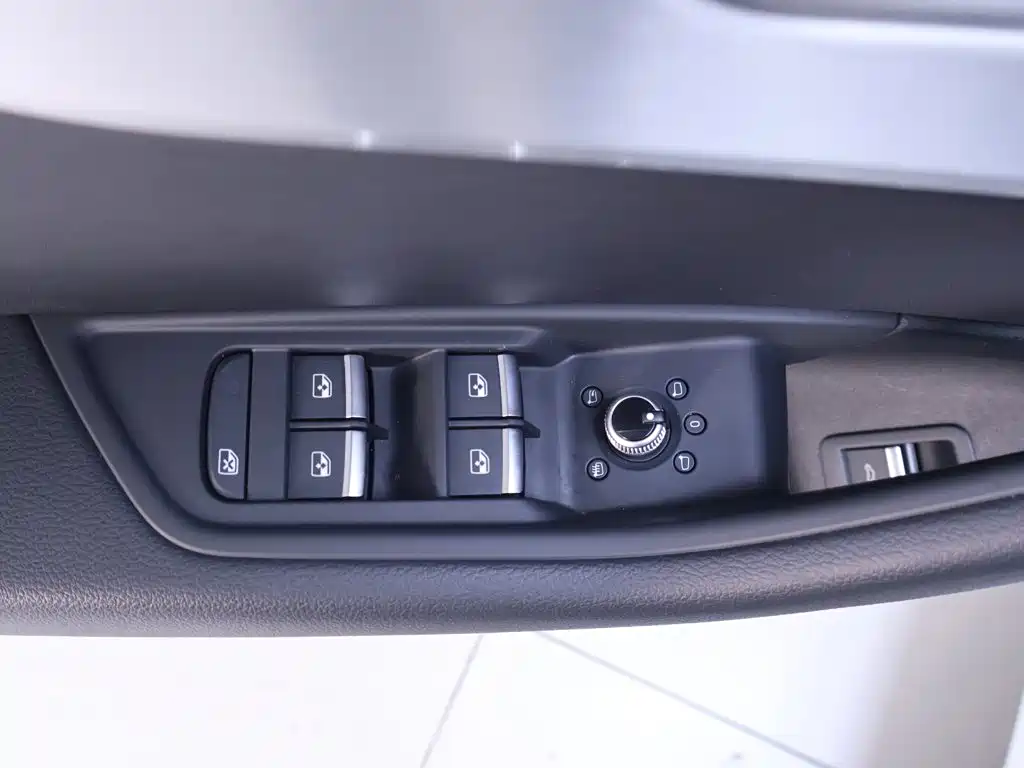 Фото 17 - Audi A4L