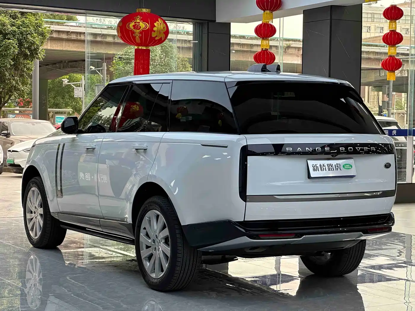 Land Rover Range Rover 2023 3.0 L6 360PS Golden Age Edition фото 14
