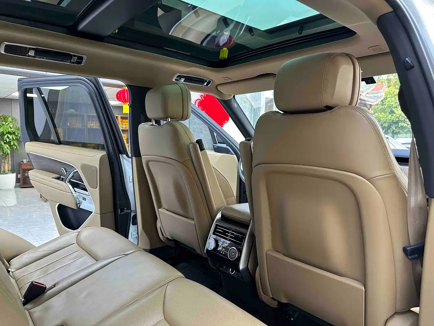 Land Rover Range Rover 2023 3.0 L6 360PS Golden Age Edition фото 11