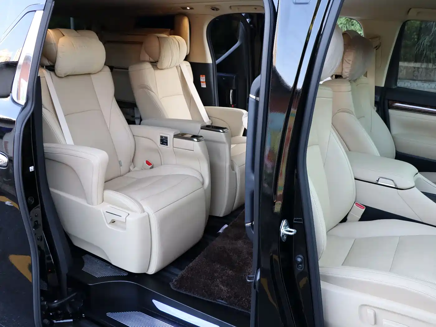 Toyota Alphard 2021 Hybrid 2.5L Luxury фото 14