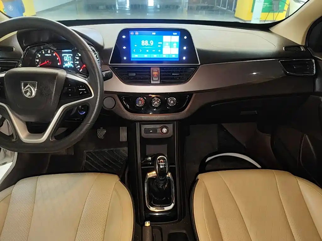 Baojun 310W 2017 2017 1.5L Manual Fashion Edition (China V)