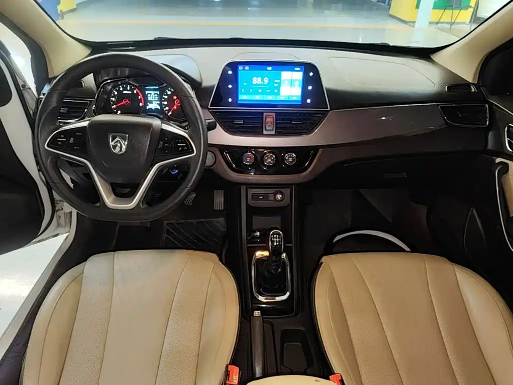 Baojun 310W 2017 2017 1.5L Manual Fashion Edition (China V)