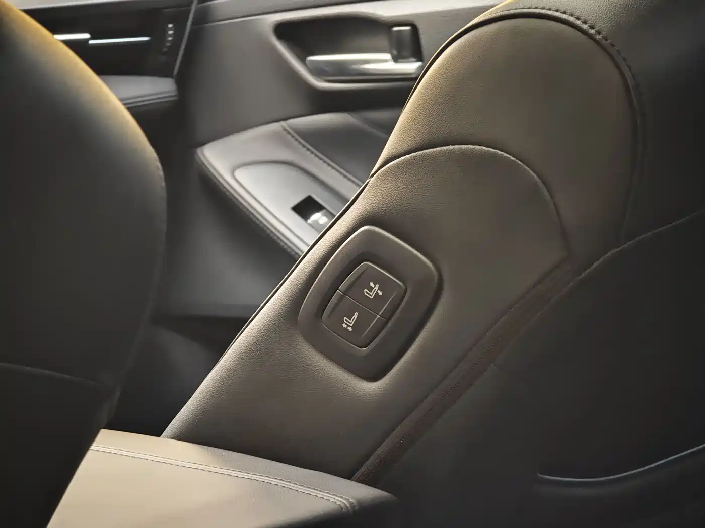 Toyota Avalon 2019 Hybrid 2.5L Luxury Edition China V фото 24